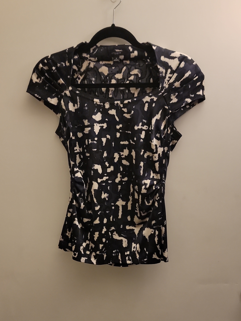 Ann Taylor Women's Black, Blue and Cream Abstract Printed Cap-Sleeve Top. Sz 0.
